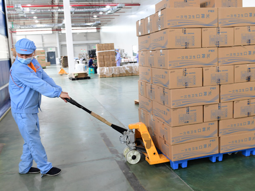 制藥廠生產(chǎn)車間用不銹鋼手動搬運(yùn)車搬運(yùn)原料