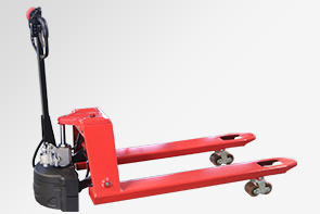 中藥材批發(fā)市場工作人員用電動(dòng)搬運(yùn)車搬運(yùn)藥材發(fā)貨