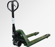 茶葉批發(fā)市場工作人員用手動(dòng)液壓叉車裝卸貨物