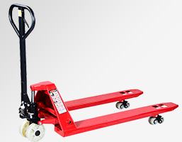 啤酒廠倉(cāng)庫(kù)貨物搬運(yùn)使用手動(dòng)液壓搬運(yùn)車